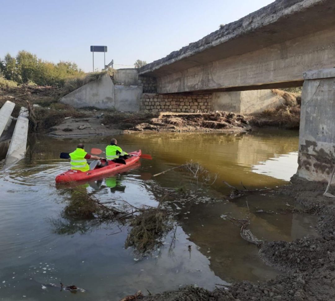 Técnicos de la Consejería de Fomento inspeccionan el puente de la carretera A-4200 sobre el río Baza afectado por la riada del 13 de septiembre