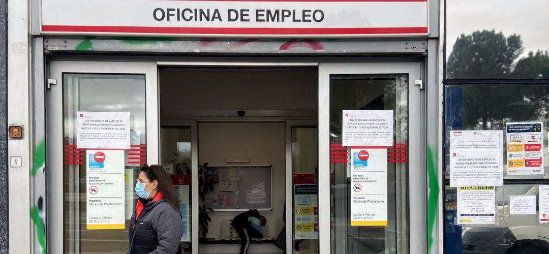 Una mujer sale de una oficina de empleo en la Comunidad de Madrid