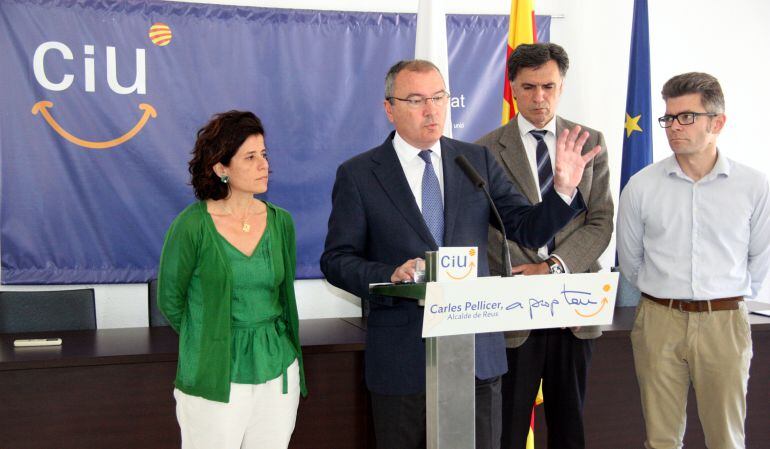 Pellicer acompanyat per altres membres de la llista de CiU.