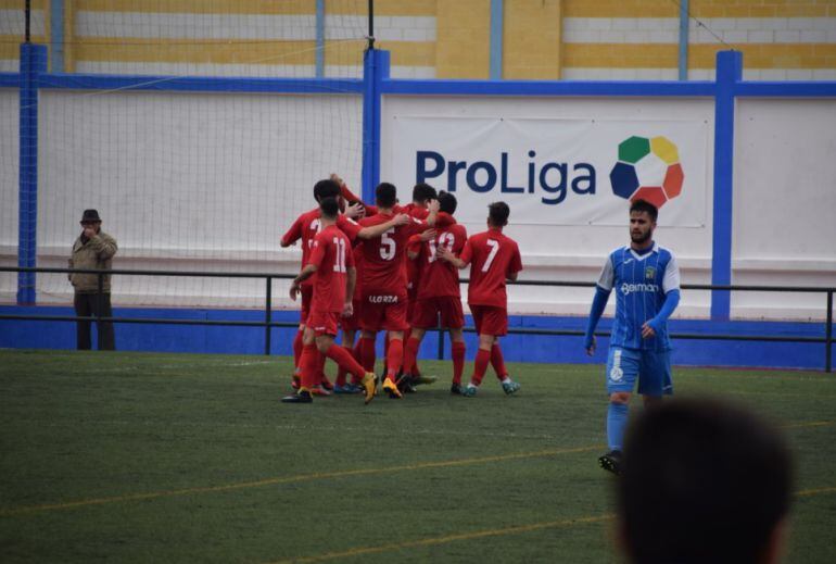 Los futbolistas del Castilleja celebrando uno de los tantos