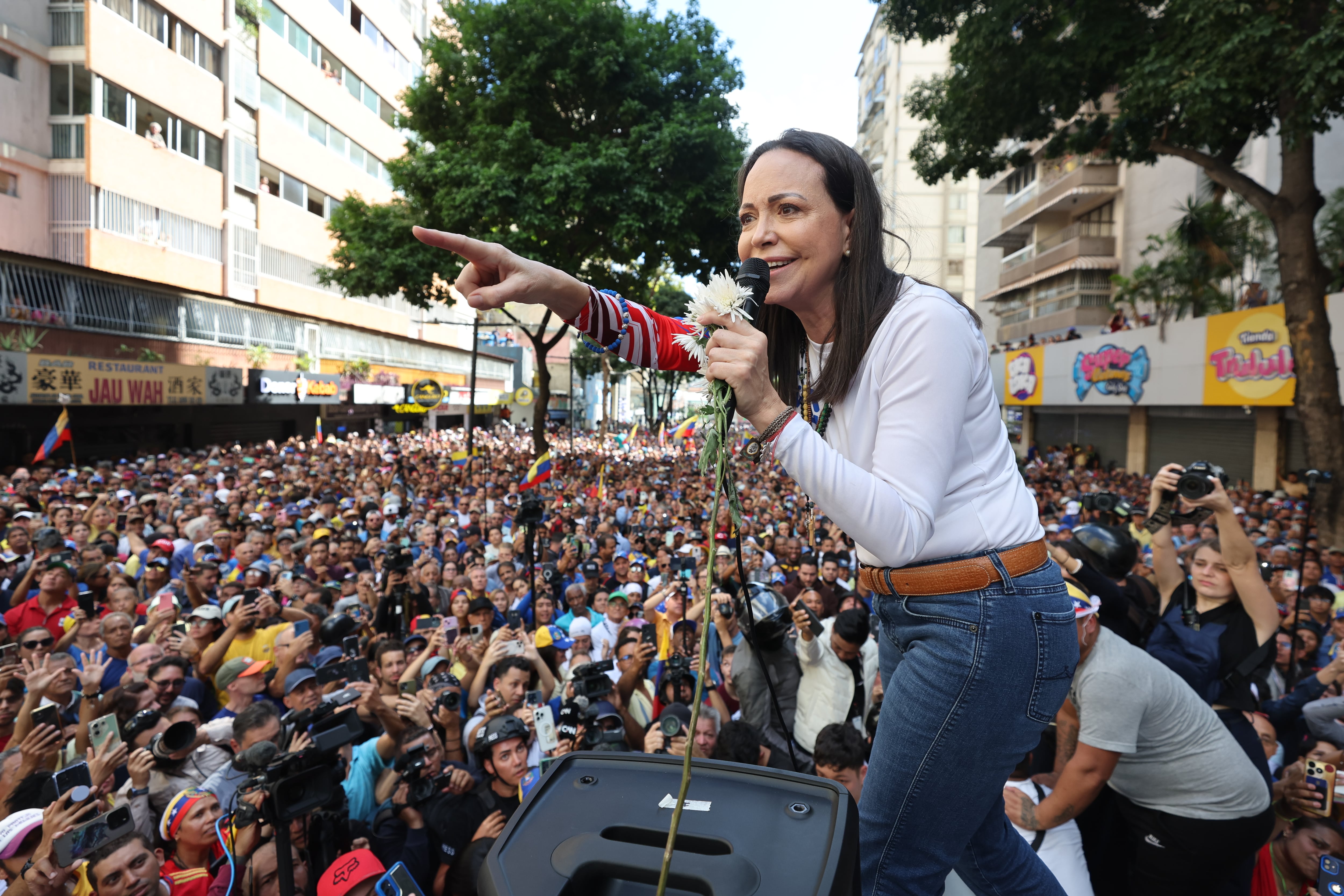 La líder antichavista María Corina Machado pronuncia un discurso este jueves, en una manifestación en Caracas (Venezuela). Machado anunció, a un día de la toma de posesión presidencial, el comienzo de una &quot;nueva fase&quot; del proceso para &quot;la libertad de Venezuela&quot;, y pidió a los ciudadanos estar atentos a las señales sobre los próximos pasos. EFE/ Miguel Gutiérrez