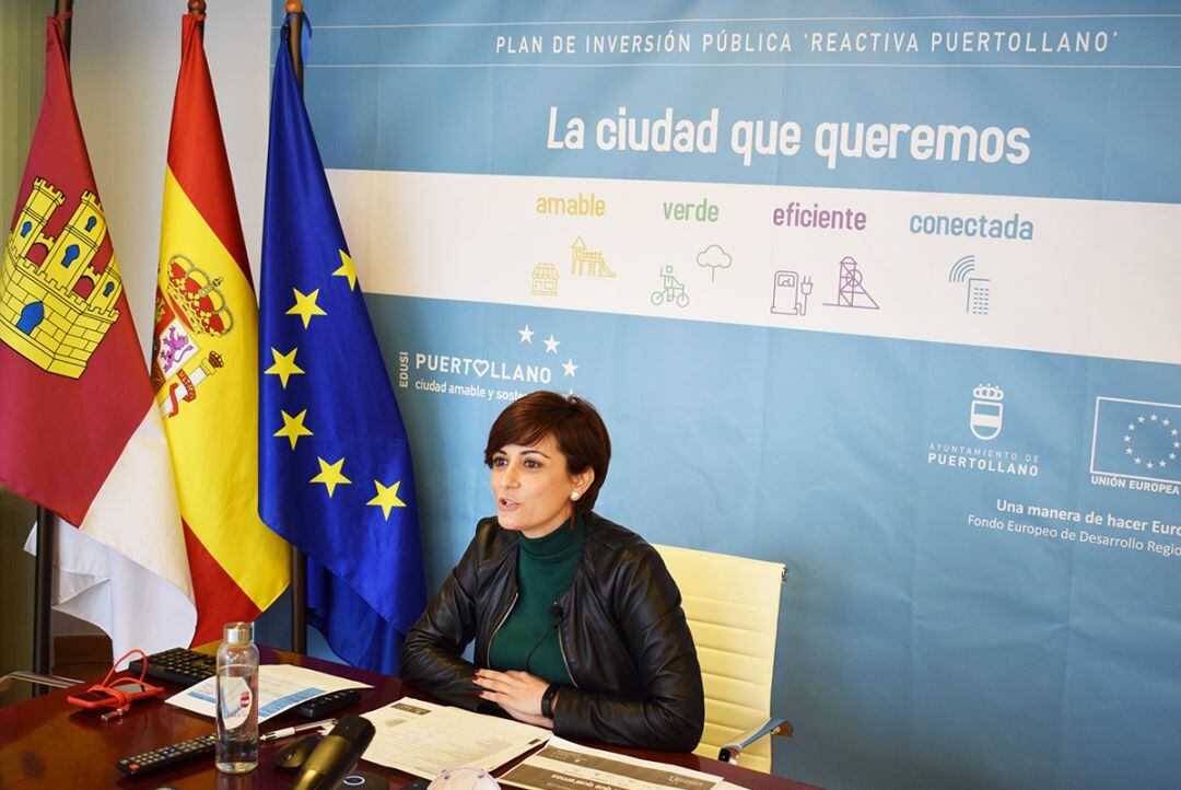 Isabel Rodríguez, compareciendo en las jornadas &quot;Reactiva Puertollano&quot;