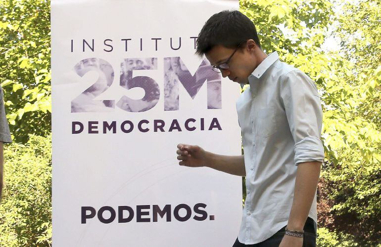 GRA062. MADRID, 23/07/2015.- El secretario político de Podemos, Íñigo Errejón, a su llegada a la inauguración de los cursos de verano del partido, hoy en la Universidad Complutense, en Madrid. EFE/Chema Moya