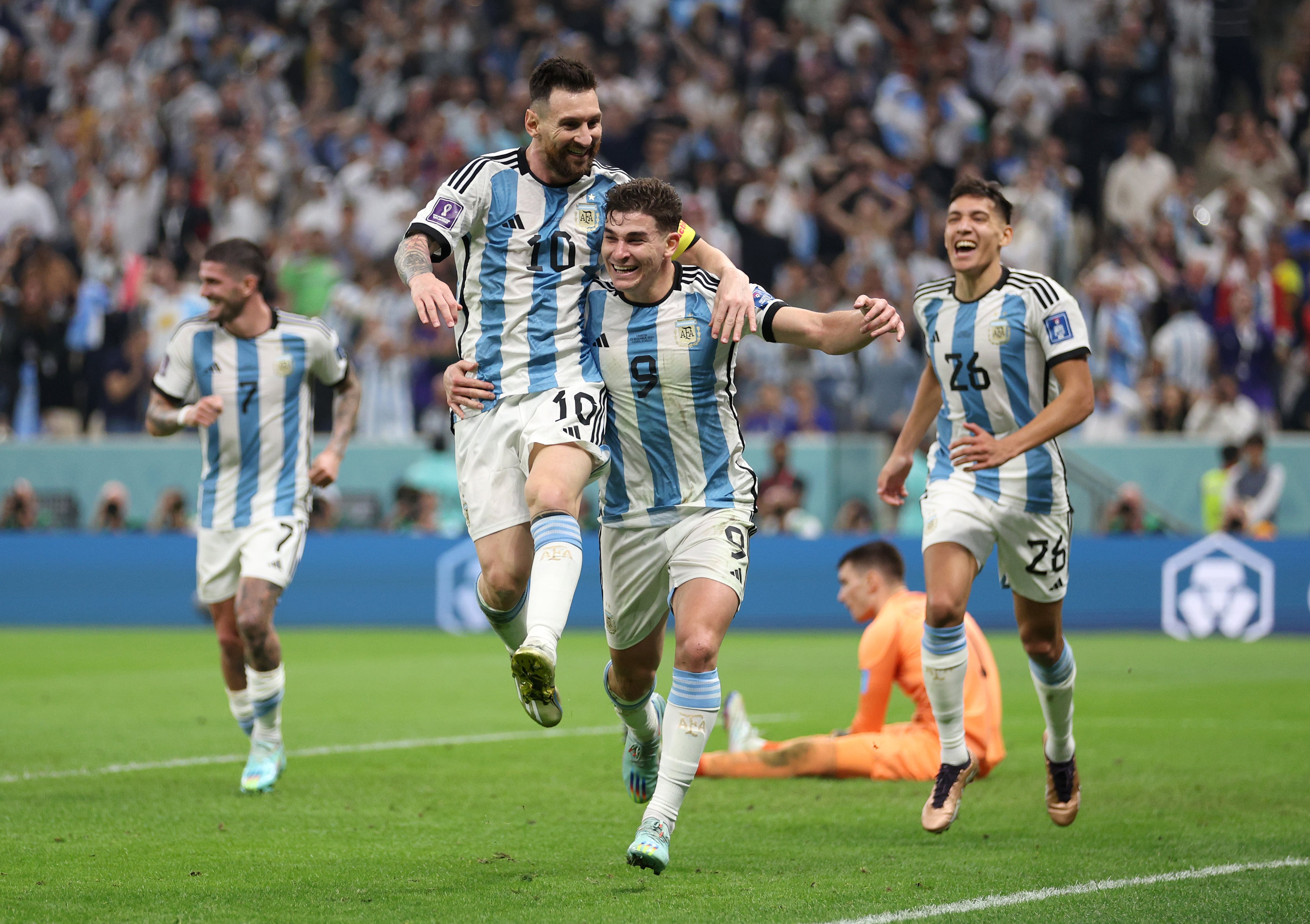 Julián Álvarez celebra con Messi uno de sus goles contra Croacia.