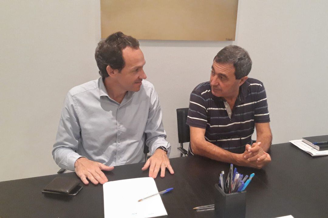 El conseller de vivienda, Marc Pons, y el alcalde de Es Mercadal, Xisco Ametller, en el momento de la firma del convenio