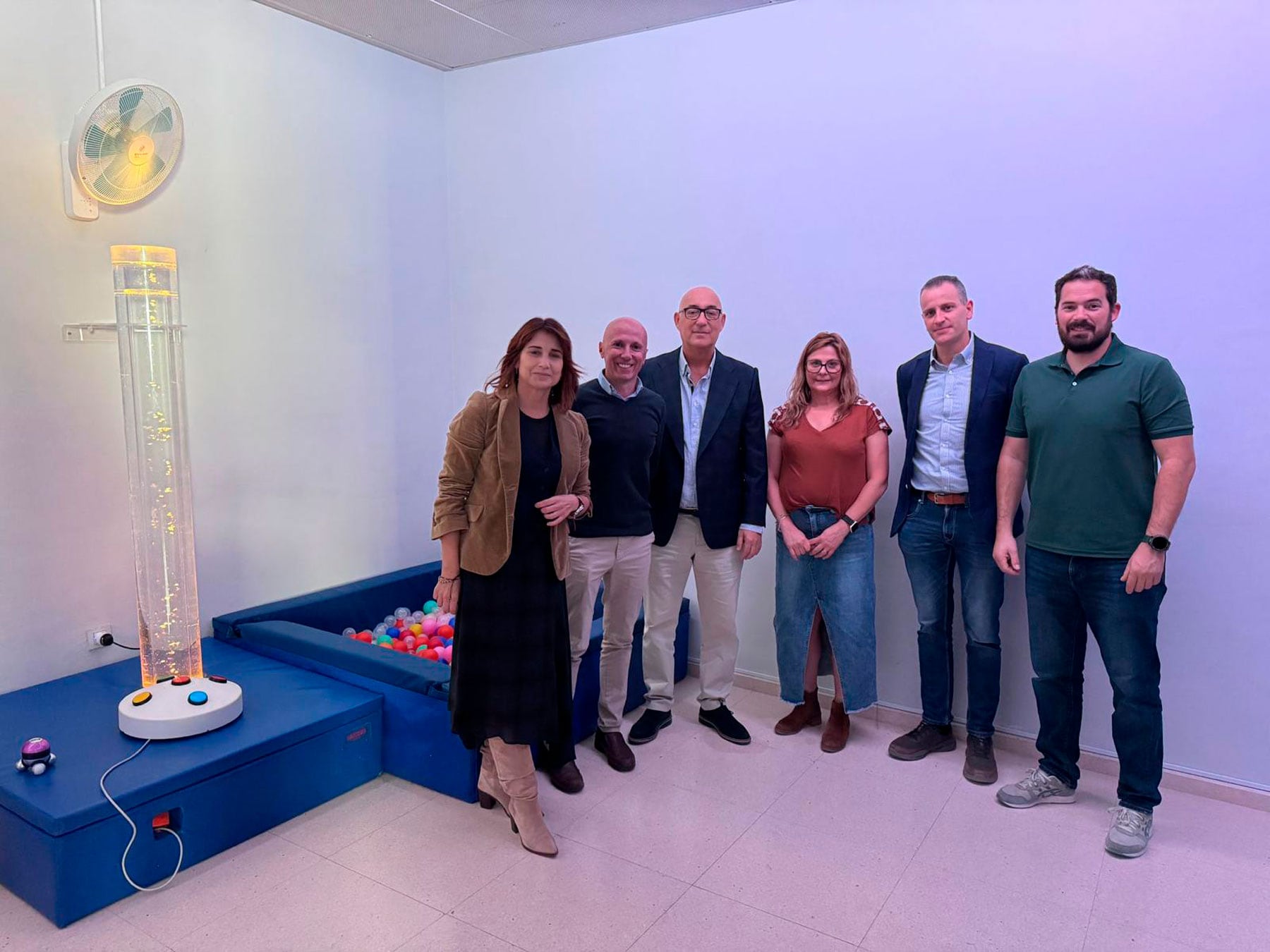 El concejal de Educación, Alberto Belda, con representantes del centro educativo y de la empresa Acteco