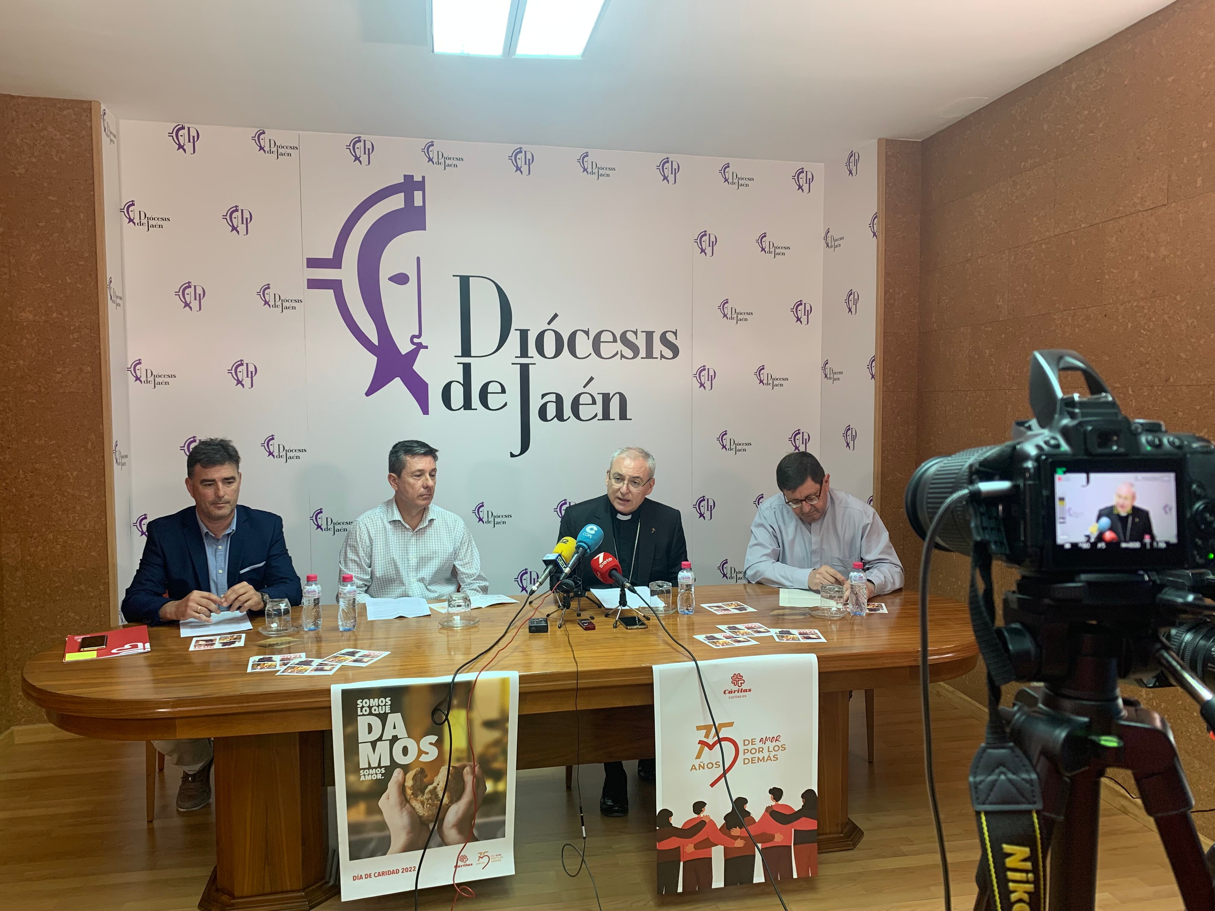 De izquierda a derecha, el secretario de Cáritas, Diego Jiménez; el director, Rafael Ramos; el Obispo, Sebastián Chico, y el vicario de Solidaridad, Juan Raya.