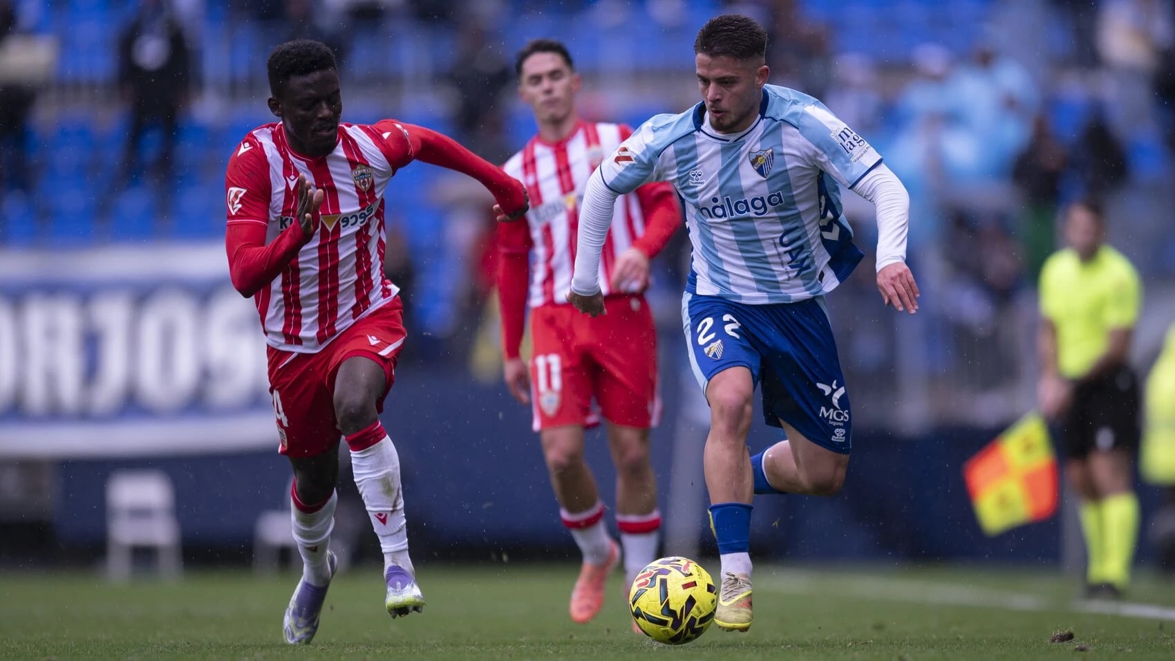 El centrocampista del Málaga Dani Lorenzo, en una jugada del partido ante el Almería