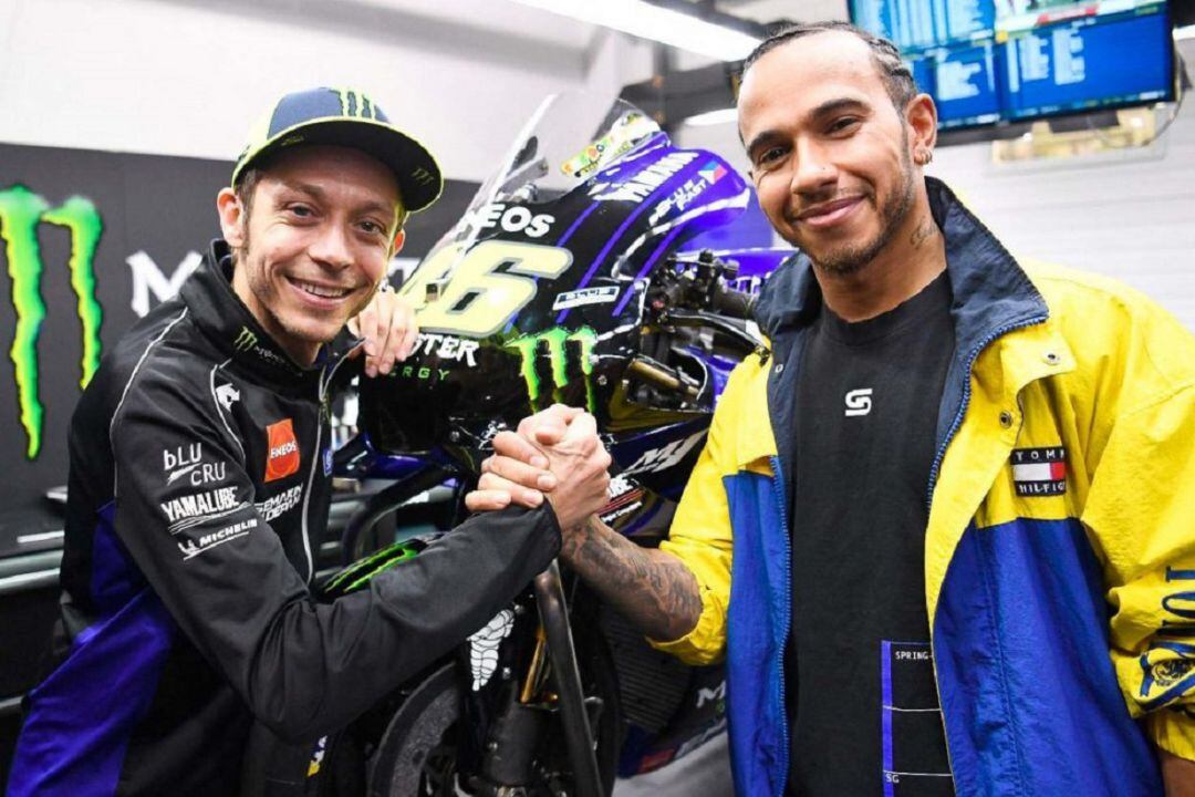 Hamilton visita el box de Rossi en una gran premio de MotoGP