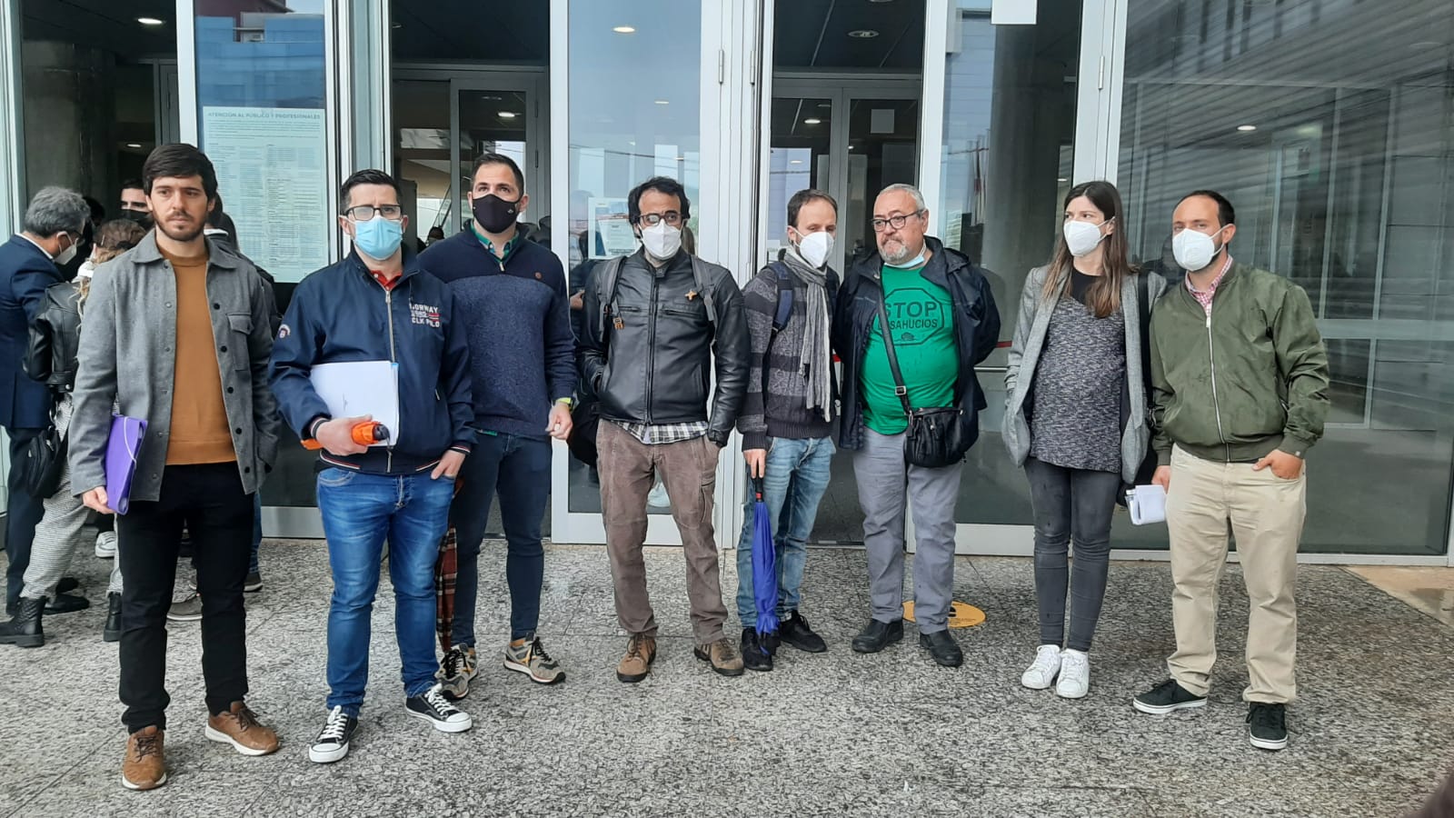 Los jóvenes que se enfrenan a desahucio por la Sareb a las puertas de la Ciudad de la Justicia