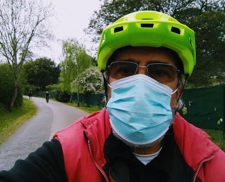 Pedro paseando en bicicleta por Gijón el día antes de hacerse la PCR.