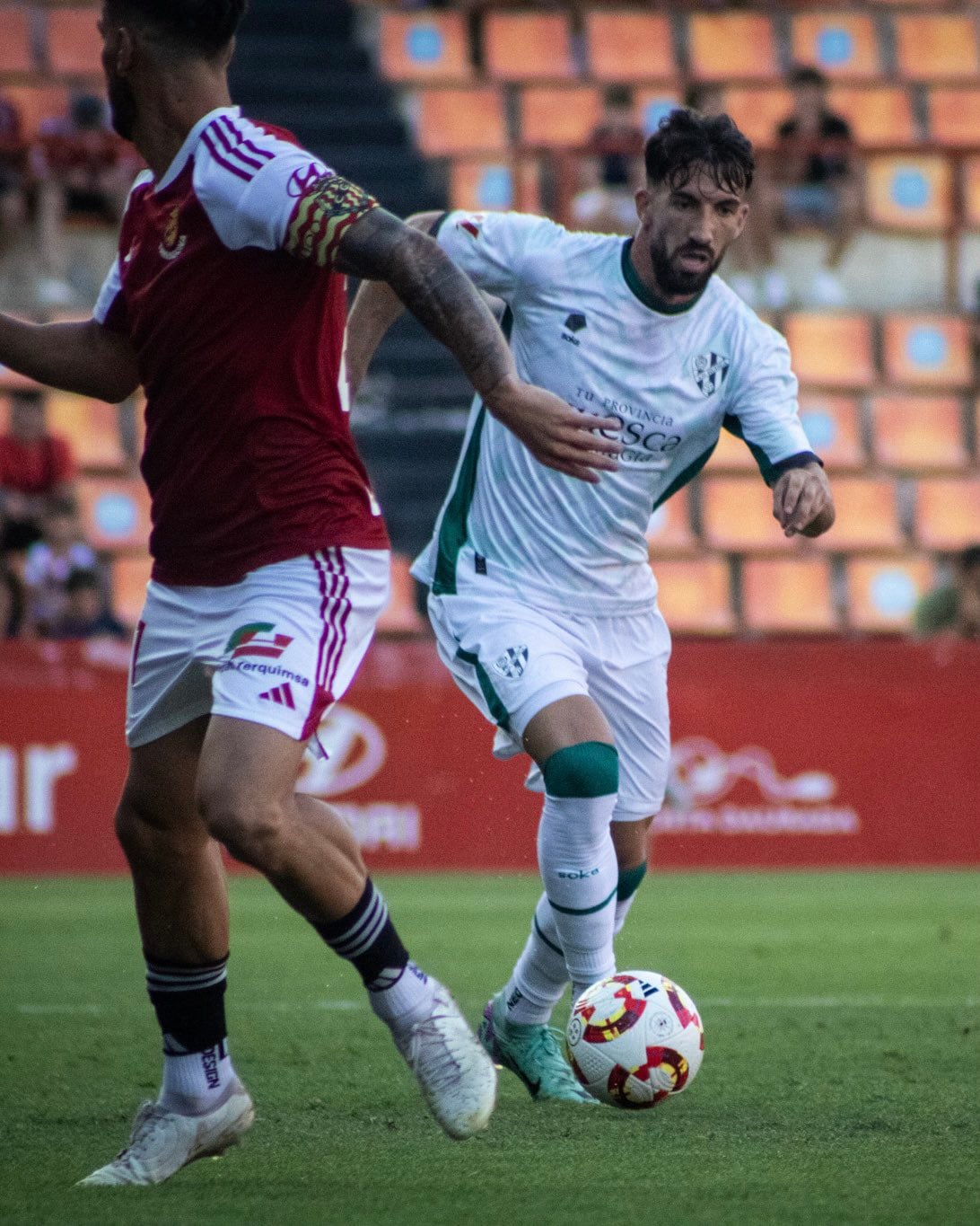 Javi Pérez durante una acción del partido en Tarragona