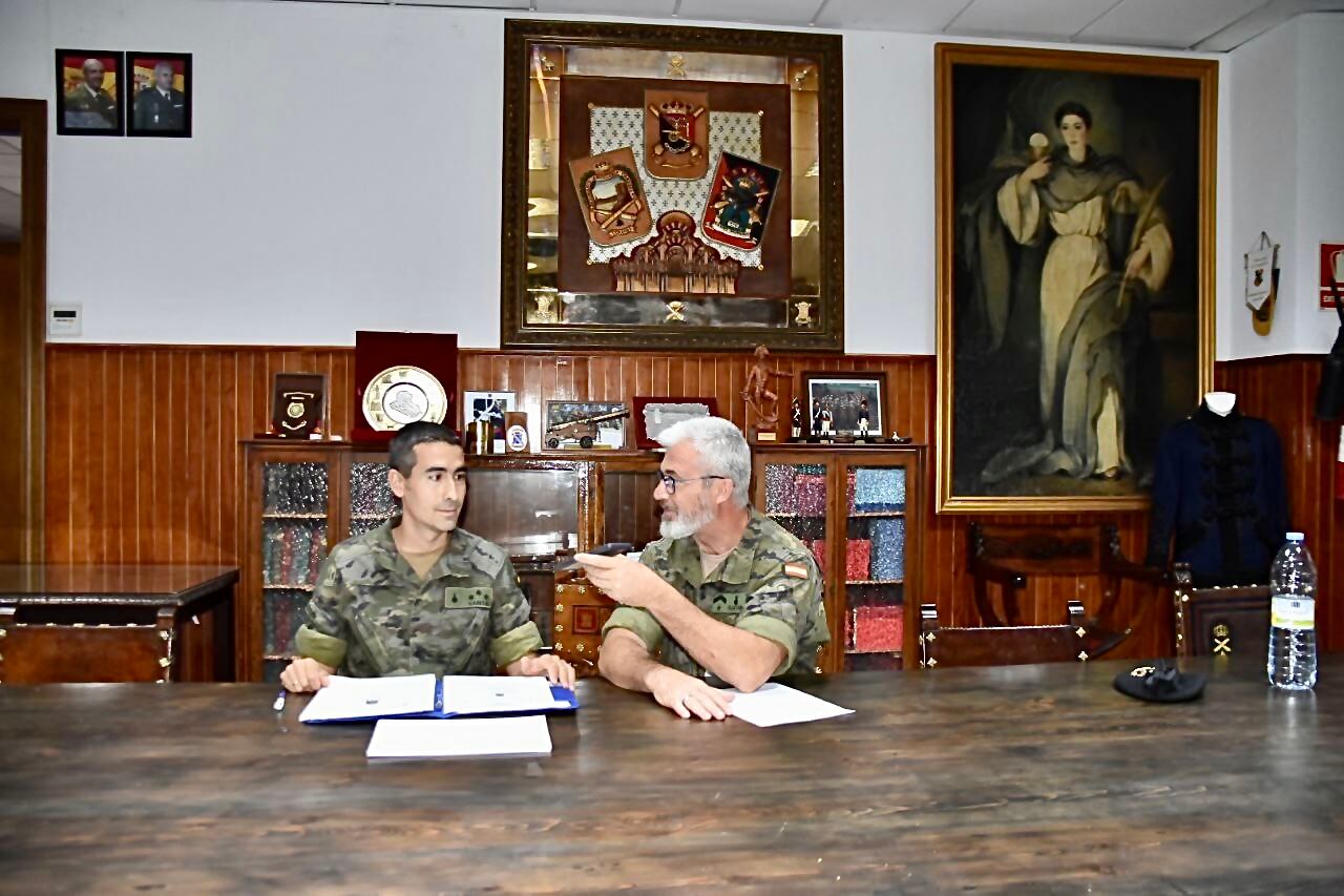 El capitán Abraham Santa Palacios, junto al subteniente Gaitán, atiende telefónicamente a la Cadena SER desde la base de la BRI X en Cerro Muriano (Córdoba)