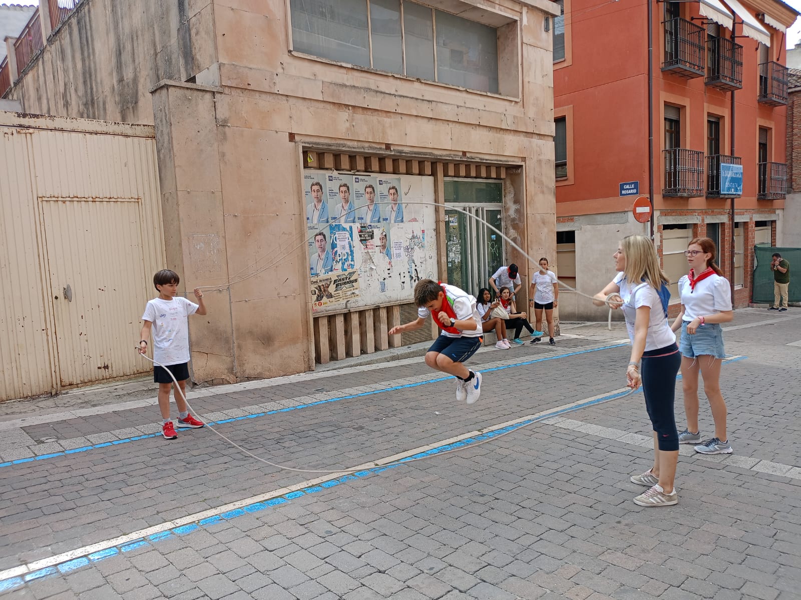 Los alumnos de 6º de San Gil realizan una actividad de comba con motivo del Dia de la educación física en la calle