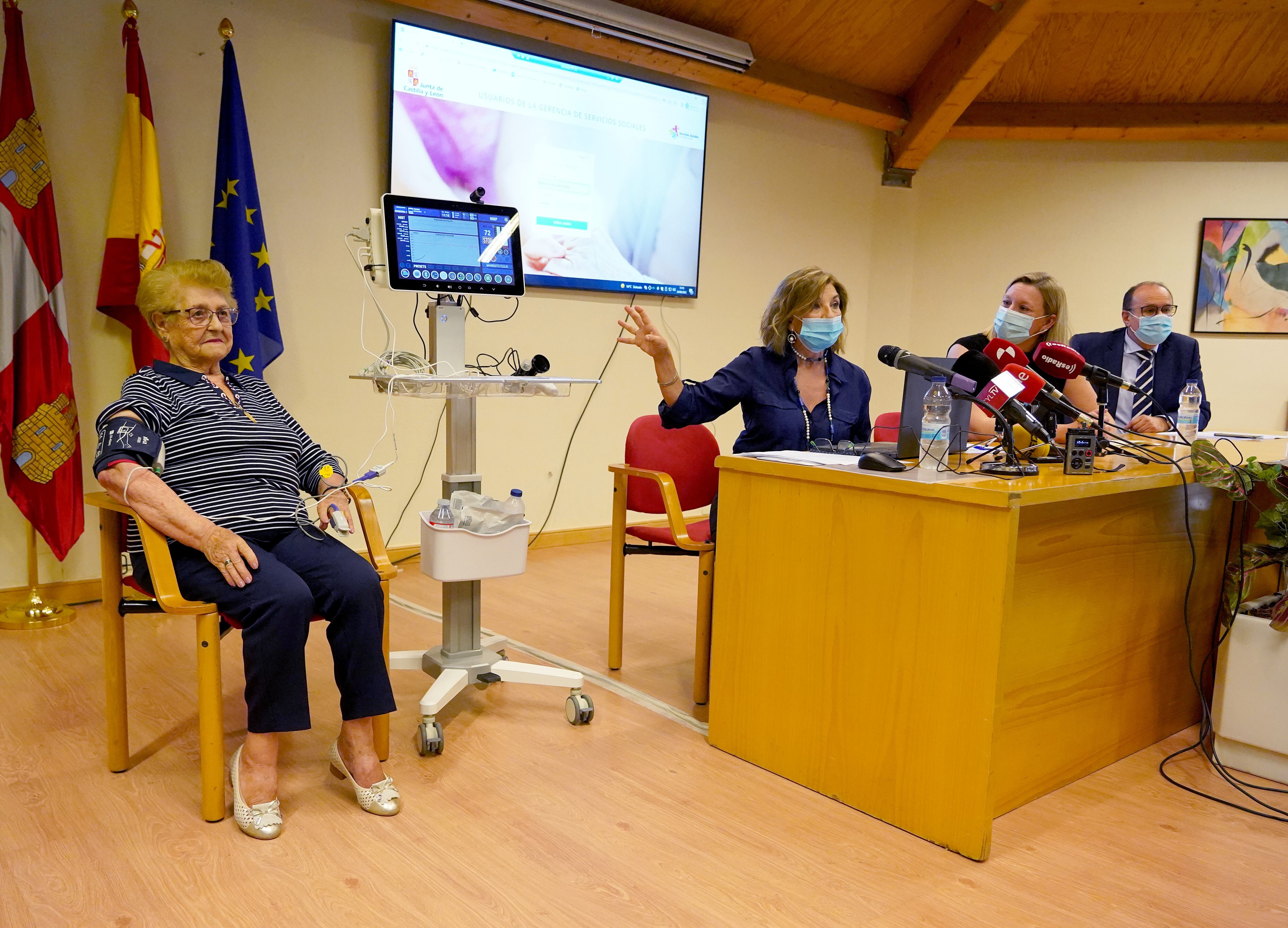 La consejera de Familia e Igualdad de Oportunidades, Isabel Blanco, presenta la estación de telemedicina avanzada de la Residencia de Personas Mayores Parquesol
