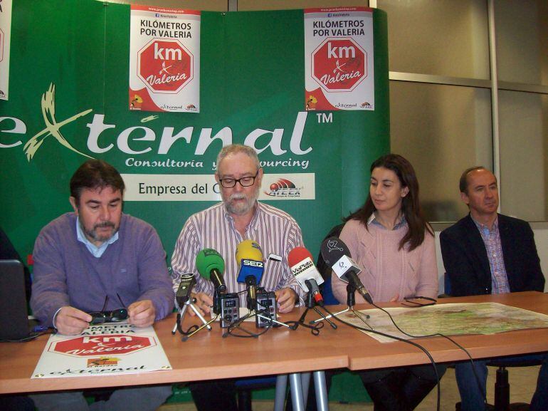 Presentación de Kilómetros por Valeria, Jesús Muñoz junto a la madre de Valeria presentaron la iniciativa