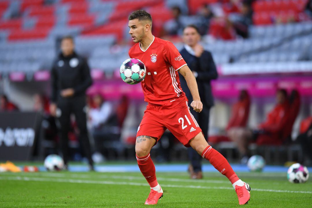 Lucas Hernández controla un balón durante el partido contra el Hertha. 