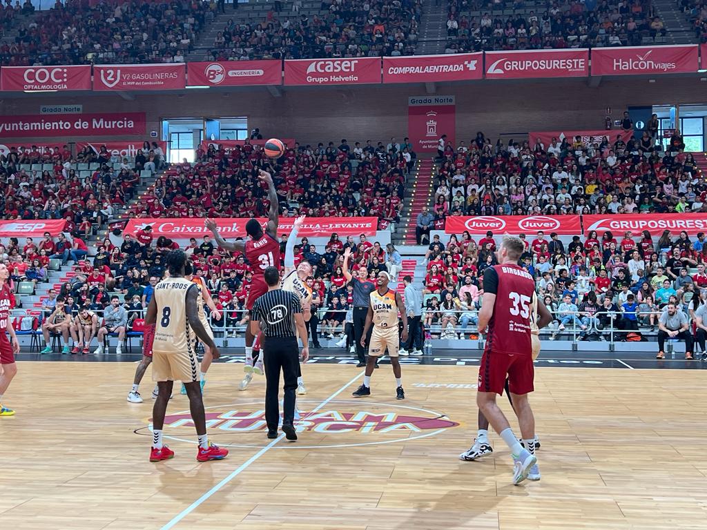 Inicio del &#039;partido del recreo&#039; ante 7.500 niños en el Palacio de los Deportes de Murcia