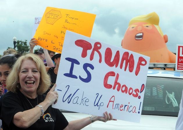 Manifestantes protestan en contra del presidente de los Estados Unidos, Donald Trump