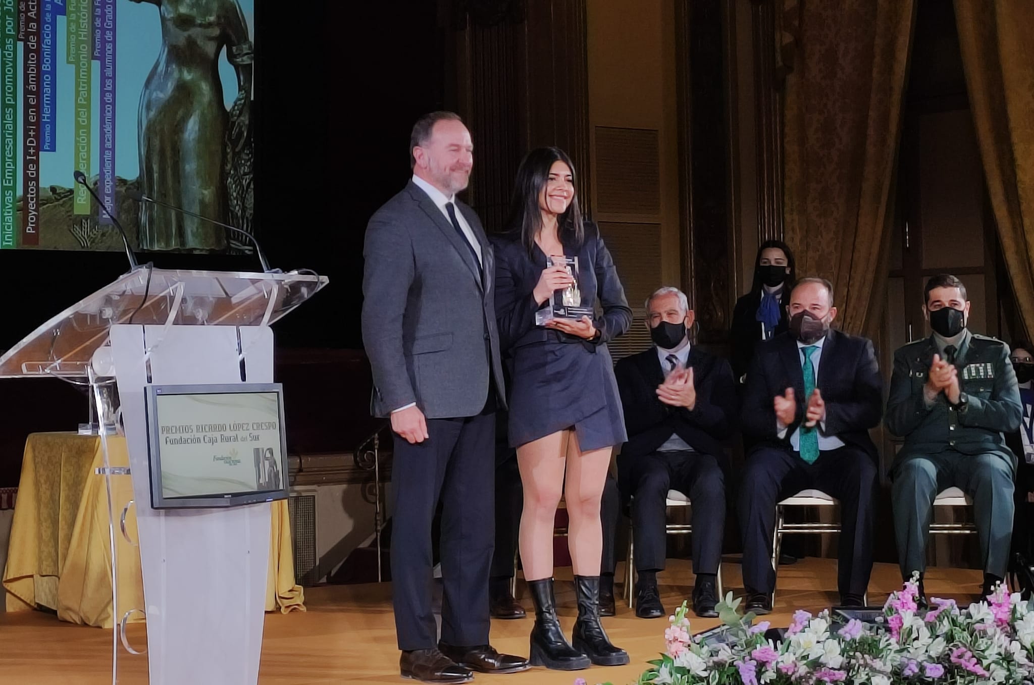 El presidente de Caja Rural del Sur entrega el premio a Mejor expediente de grado de la UCO a Belen Cornejo Daza