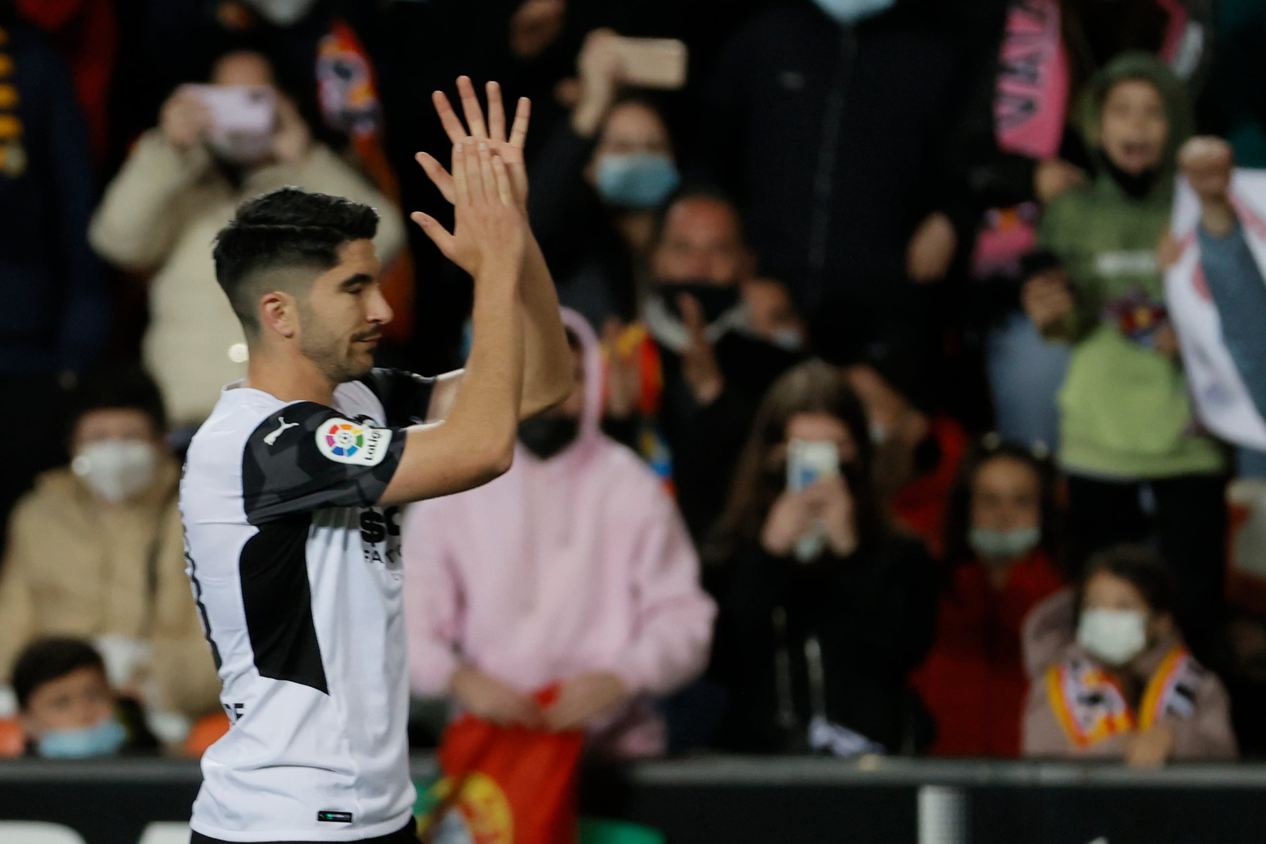 El centrocampista del Valencia CF Carlos Soler celebra su gol, tercer gol del equipo ante el Granada CF, durante el partido de la jornada 27 de Liga en Primera División que se juega hoy sábado en el estadio de Mestalla, en Valencia. EFE/Juan Carlos Cárdenas