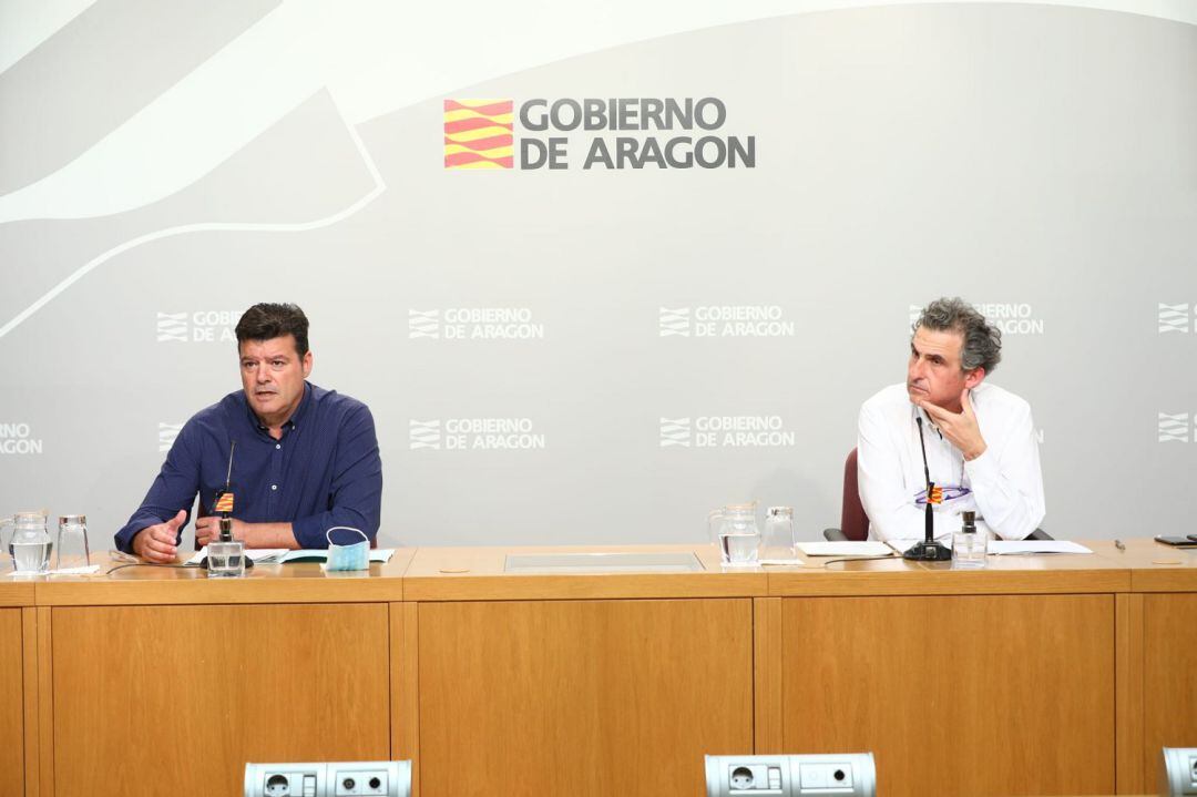 El comisionado contra la Despoblación, Javier Allué, y el director general de Salud Pública, Francisco Javier Falo, durante la rueda de prensa 