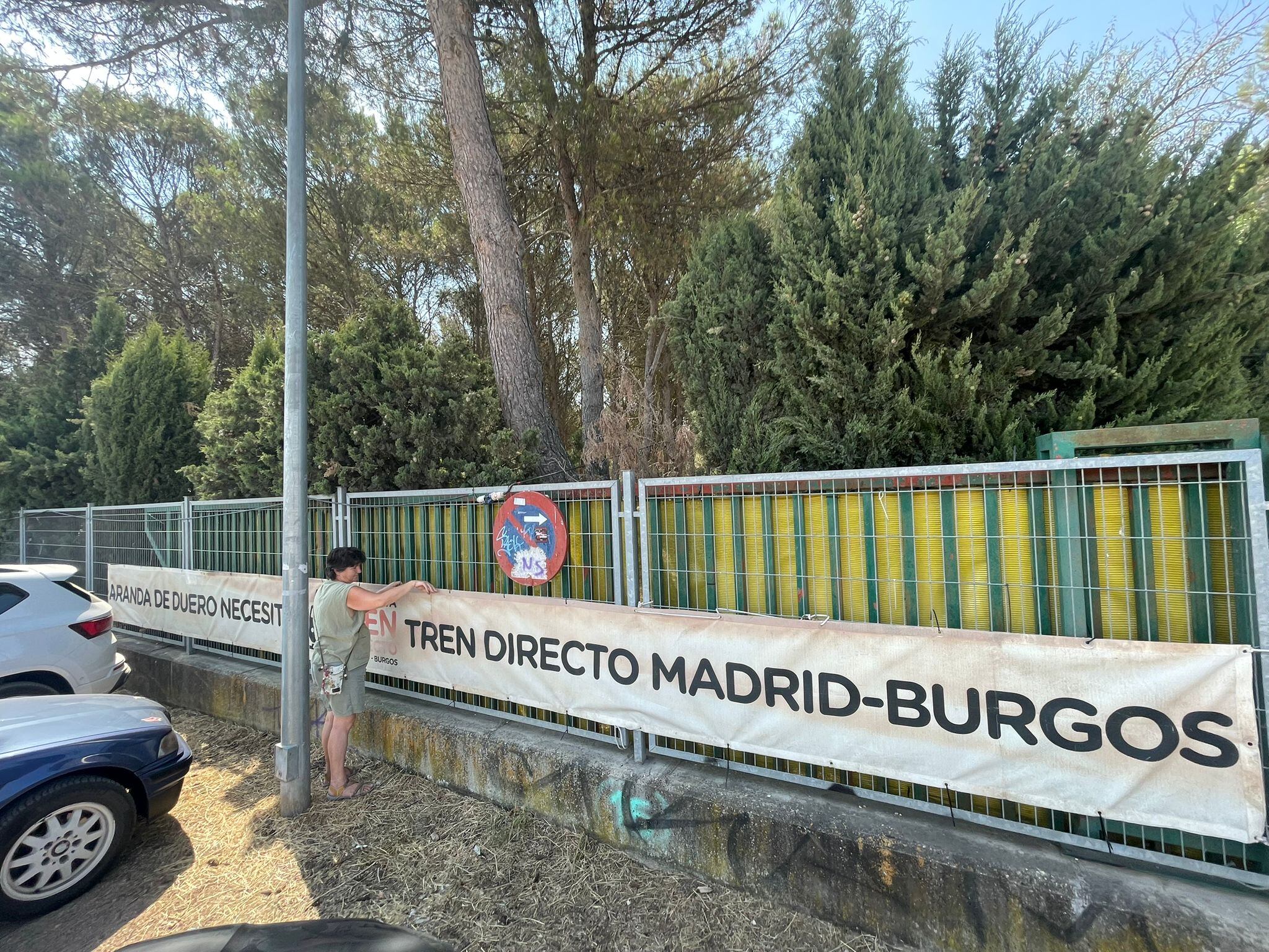 La secretaria de la Plataforma coloca una pancarta en el recinto de acampada del festival