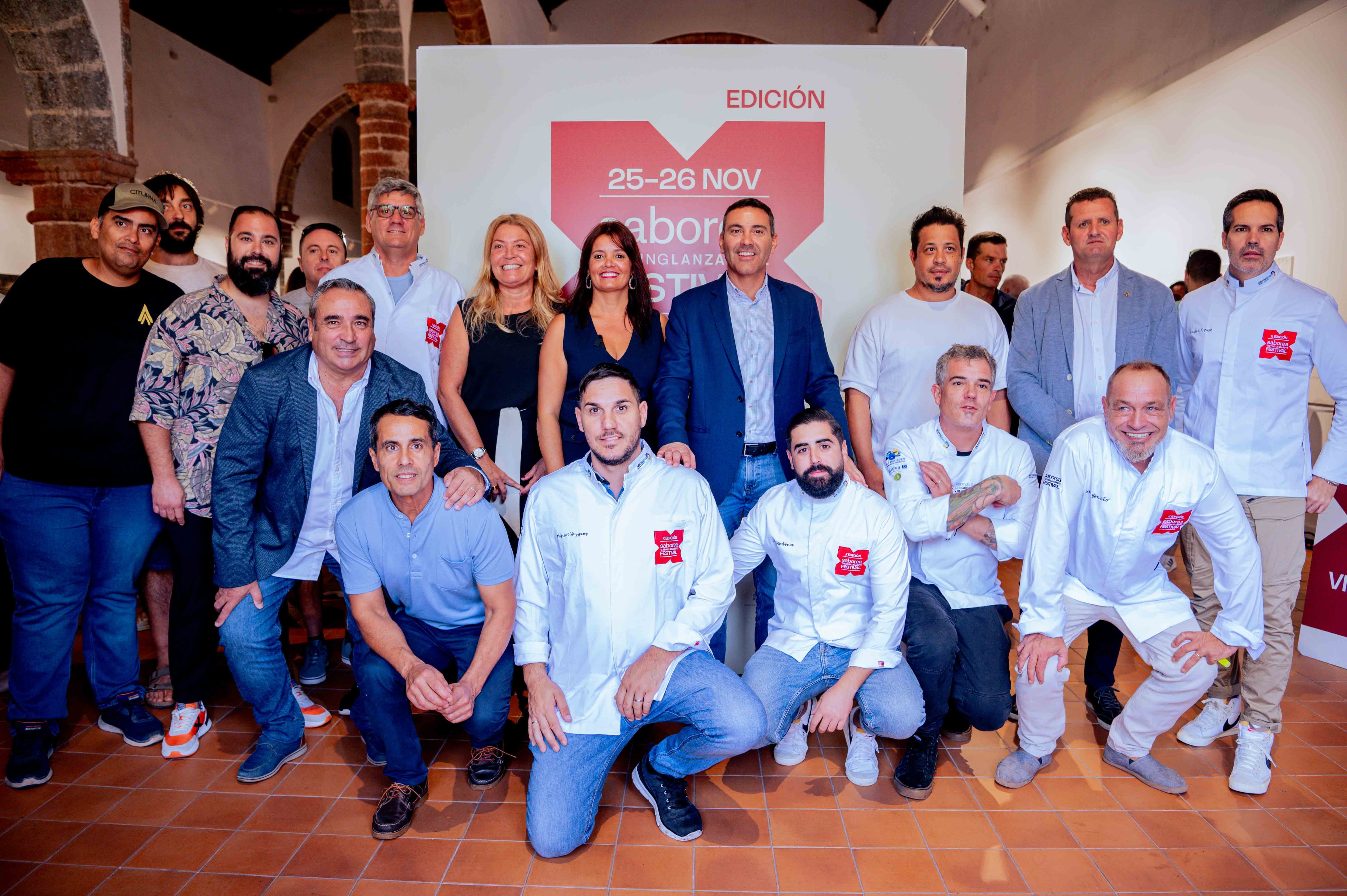 Autoridades con algunos de los participantes en el X Festival Enogastronómico &#039;Saborea Lanzarote&#039;.