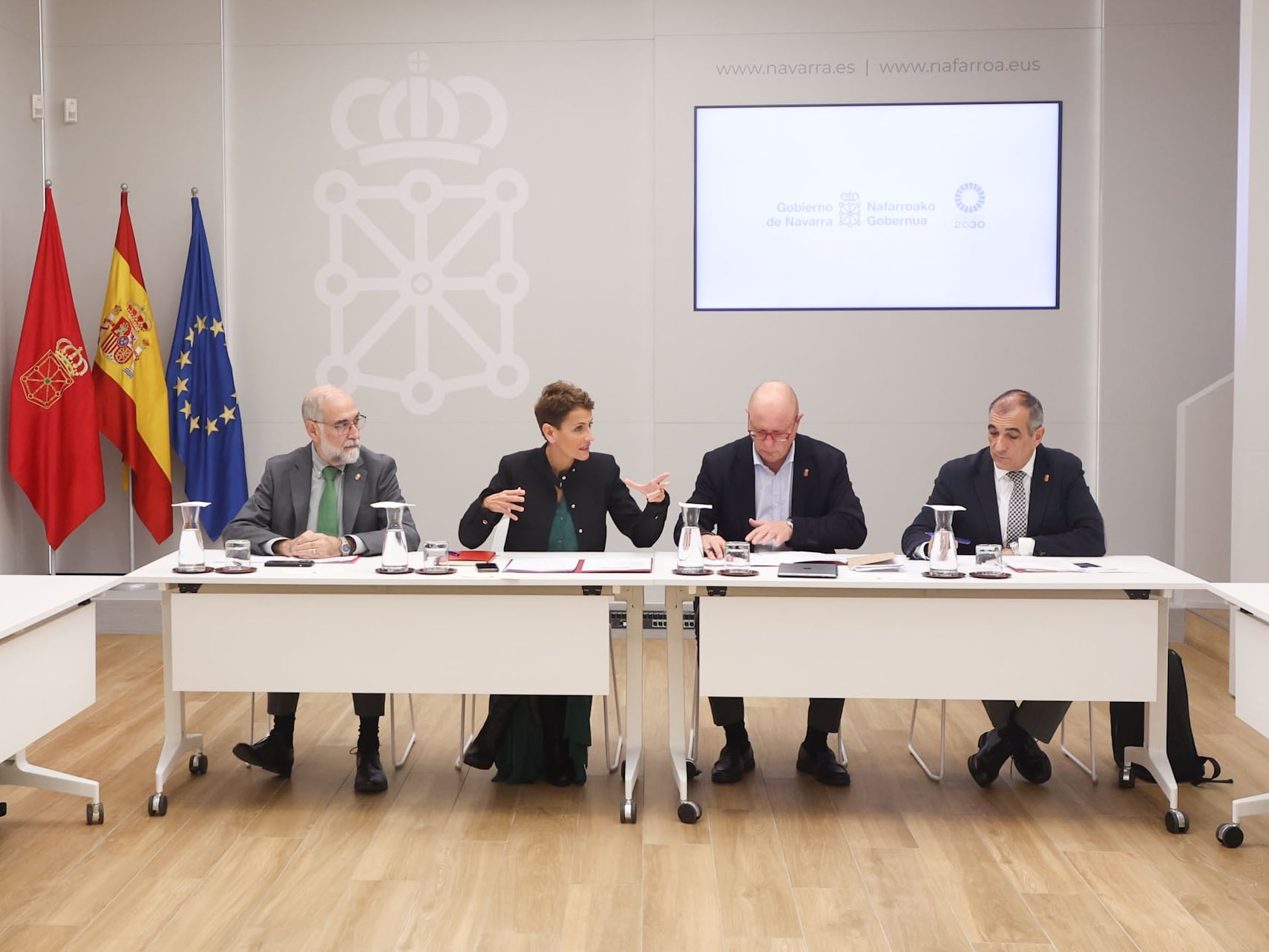 La Presidenta de Navarra, María Chivite, ha presidido la reunión con la Asociación de Vecinos de Erripagaña, junto a los consejeros de Educación, Salud y Cohesión Territorial.