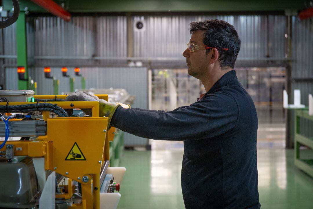 Un treballador a la planta de Nissan de Barcelona