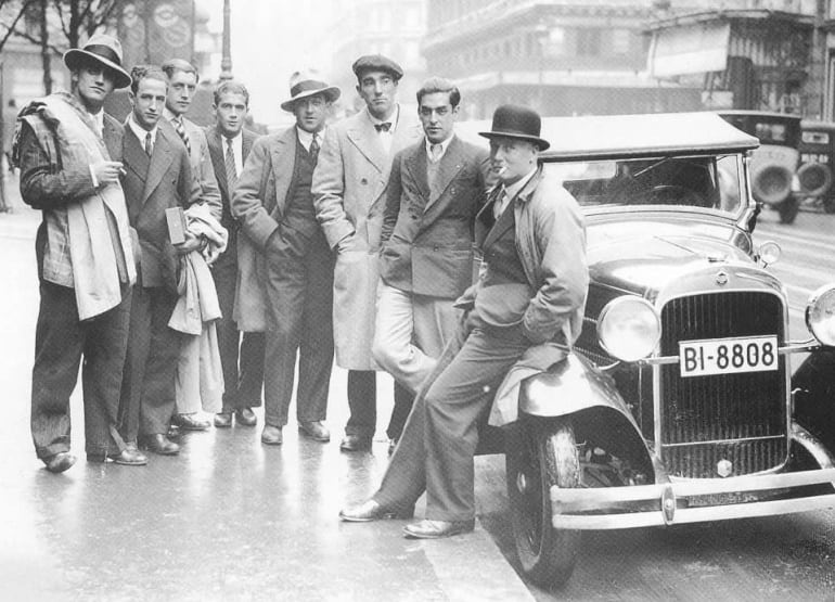 Fred Pentland (con sombrero y apoyado en el automóvil), organizador de la liga de fútbol en el campo de concentración