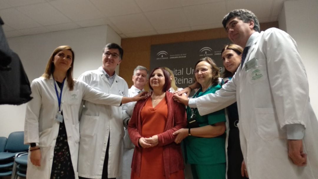 Isabel Burón con el equipo que ha realizado el trasplante ex vivo en el Hospital Reina Sofía de Córdoba