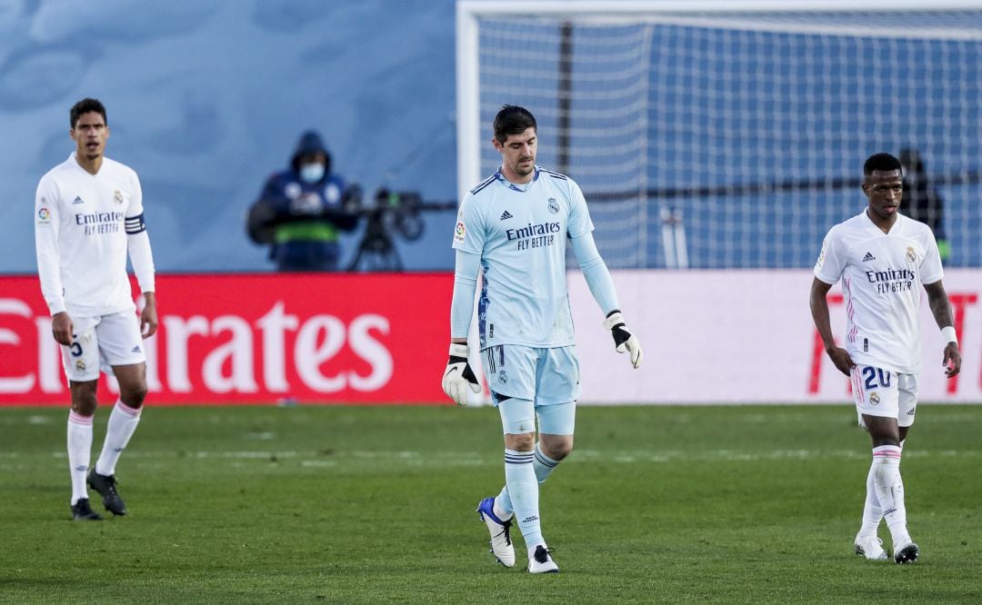 Varane, Vinicius y Courtois abandonan el terreno de juego, durante un partido de la presente temporada