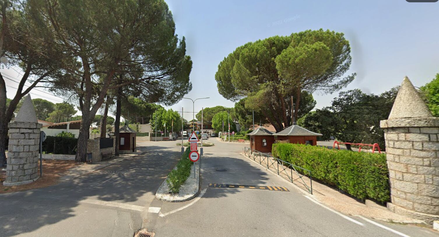 Acceso a la urbanización coto de puente viejo en Maello (Ávila)