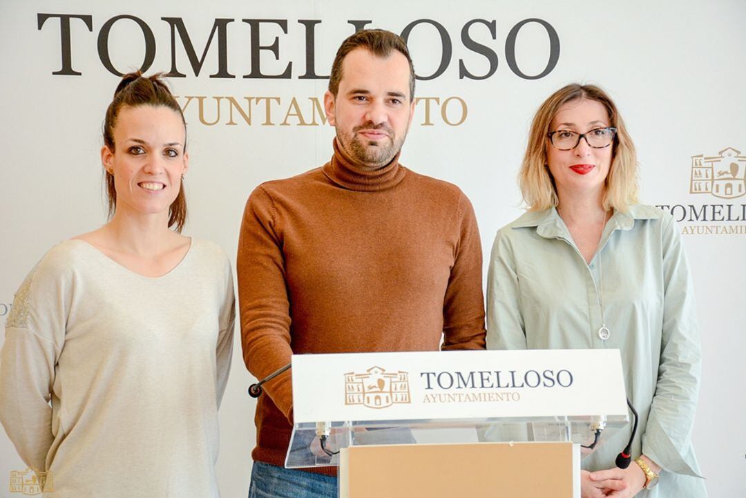 Los concejales de las áreas de deportes, social y cultura Laura Gallego, Raúl Zatón y Montse Moreno