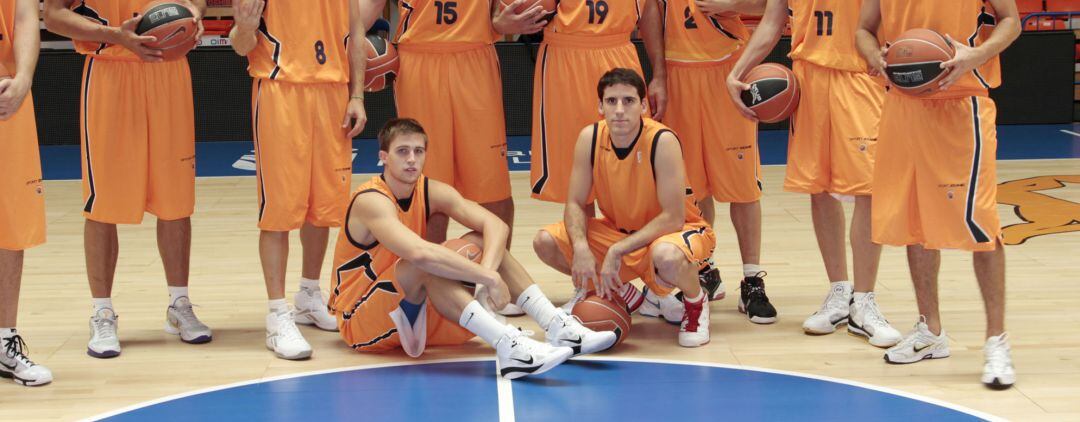 Quino Colom y Xavi Rabaseda posando en el &#039;Fernando Martín&#039; en la temporada en la que coincidieron en Baloncesto Fuenlabrada.