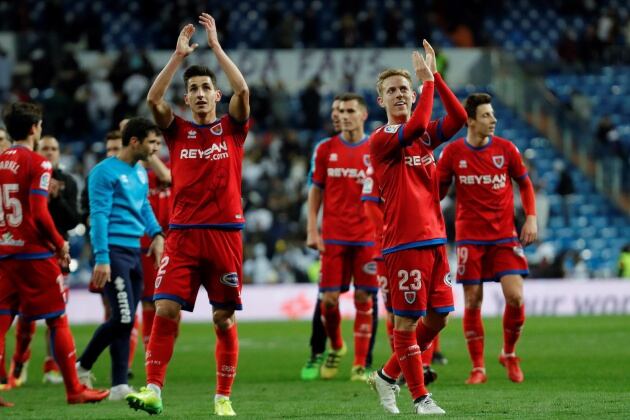 Los jugadores del Numancia Saúl García y Dani Nieto aplauden a los aficionados sorianos a la finalización del encuentro correspondiente a la vuelta de los octavos de final de la Copa del Rey frente al Real Madrid en el estadio Santiago Bernabéu.