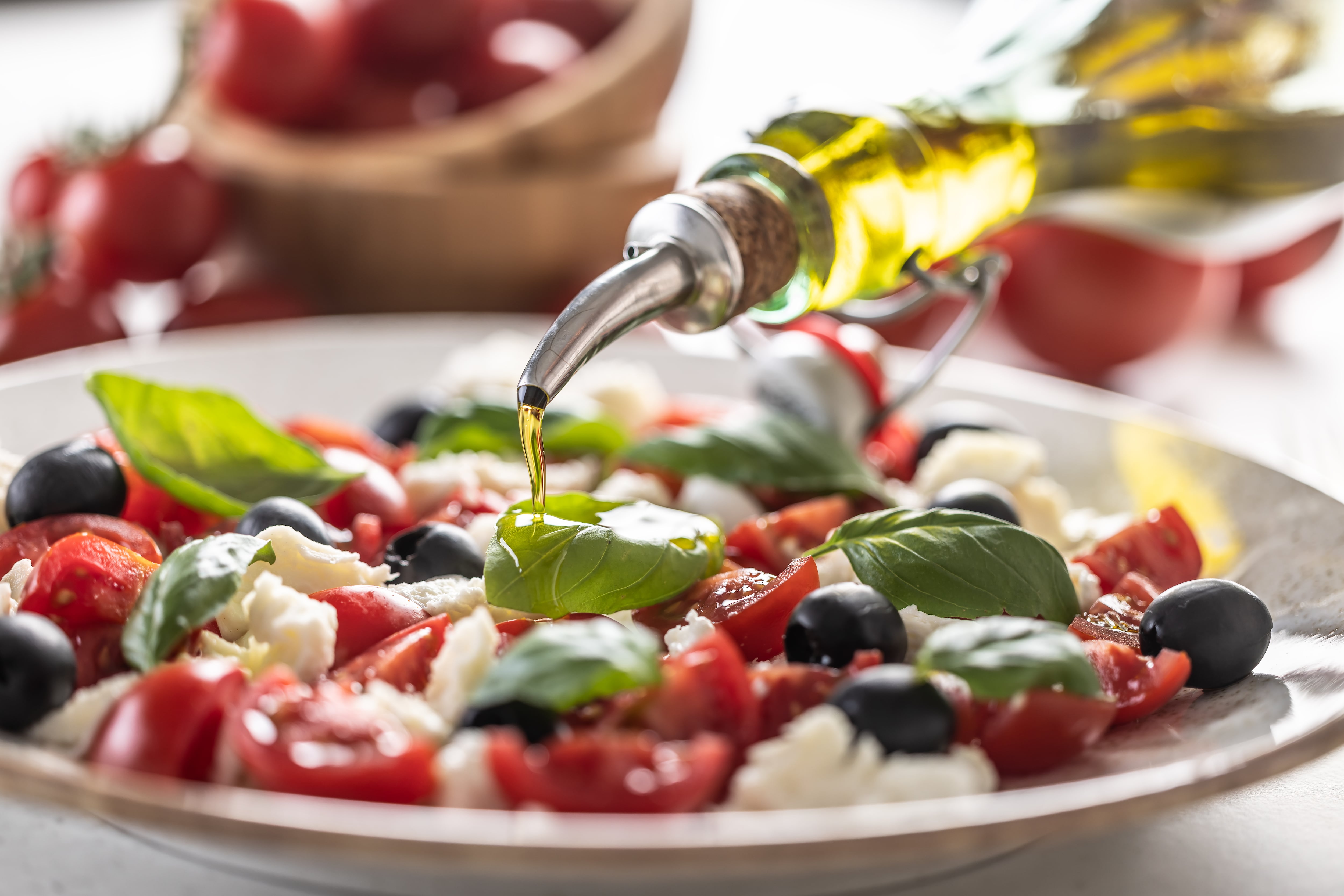 Plato con ingredientes típicos de la dieta mediterránea