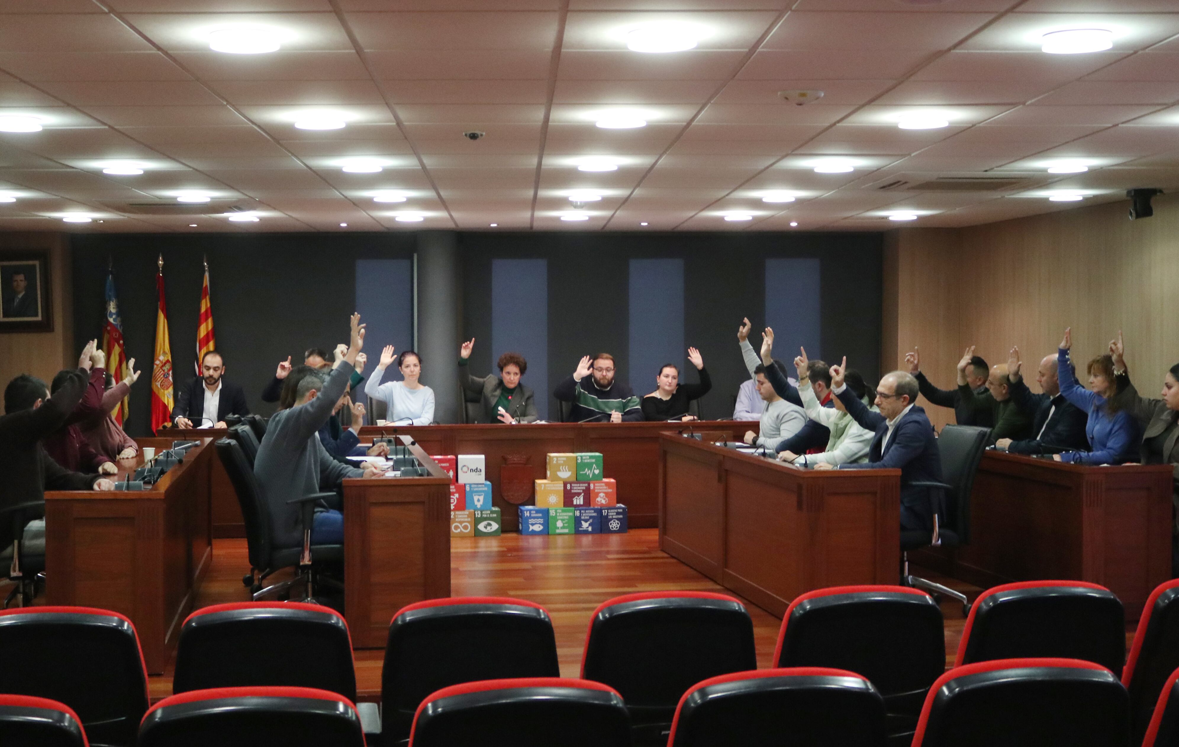 Pleno del Ayuntamiento Onda. Onda pone en marcha el banco de pelucas para pacientes oncológicos de la mano de ACCC y AEC