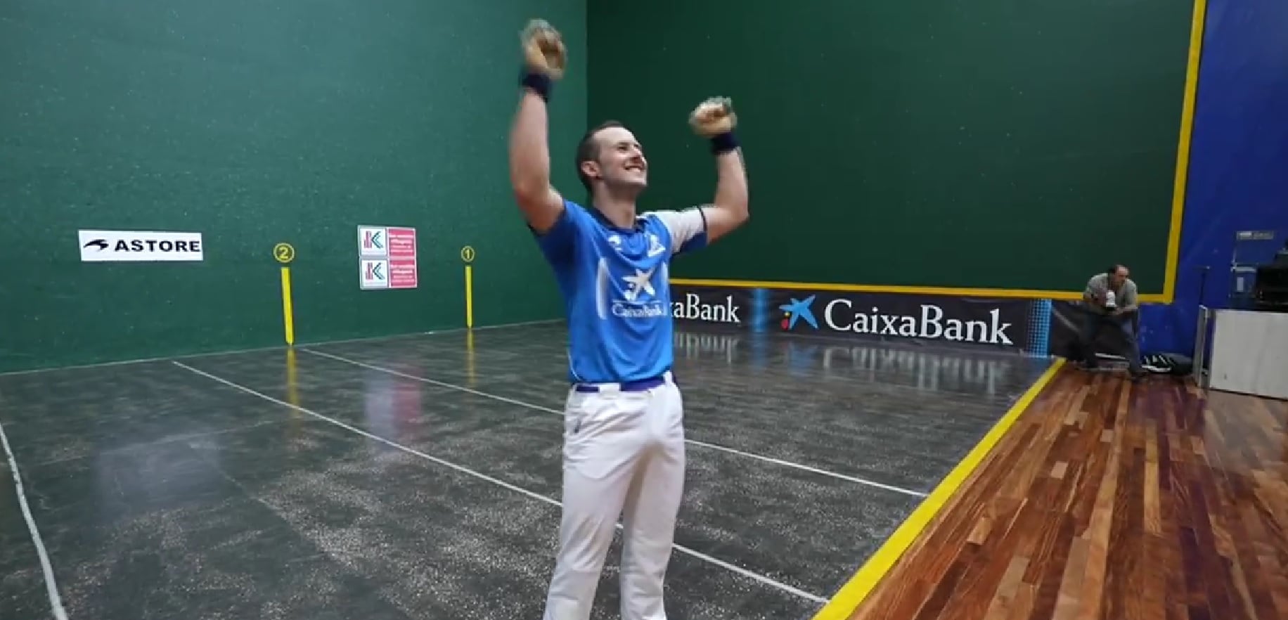 Aitor Elordi celebra el pase a la final del Manomanista este domingo en el Ogeta de Vitoria-Gasteiz