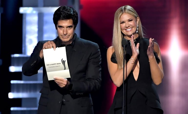 David Copperfield junto a la presentadora Nancy O&#039;Dell durante la entrega de los Country Music Awards en abril de 2017