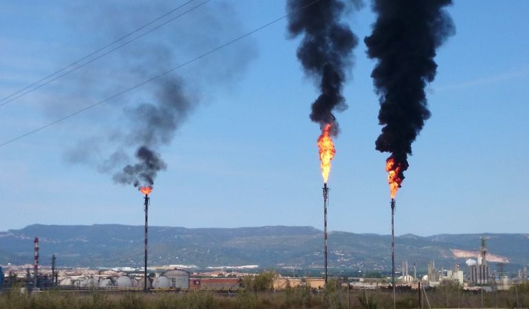 Columnes de fum a Repsol el passat 23 de maig