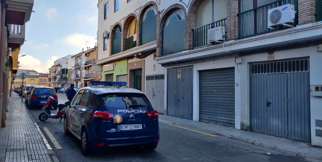 Agentes de Policía Nacional vigilan el portal de acceso a la vivienda del detenido