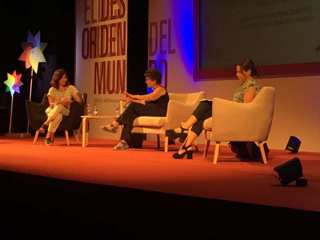 Lourdes Lancho modera la charla sobre educación y pensamiento crítico con Marina Subirats y Lina Gálvez 