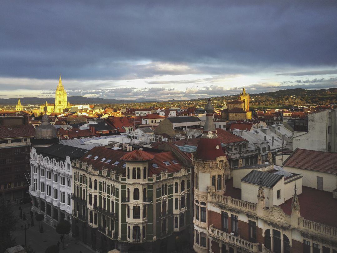 Oviedo es una de las ciudades que verá levantado su cierre perimetral. 