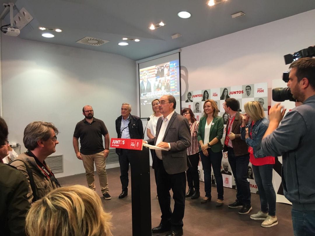 El candidato socialista, Javier Lambán, hace la primera valoración de los resultados 