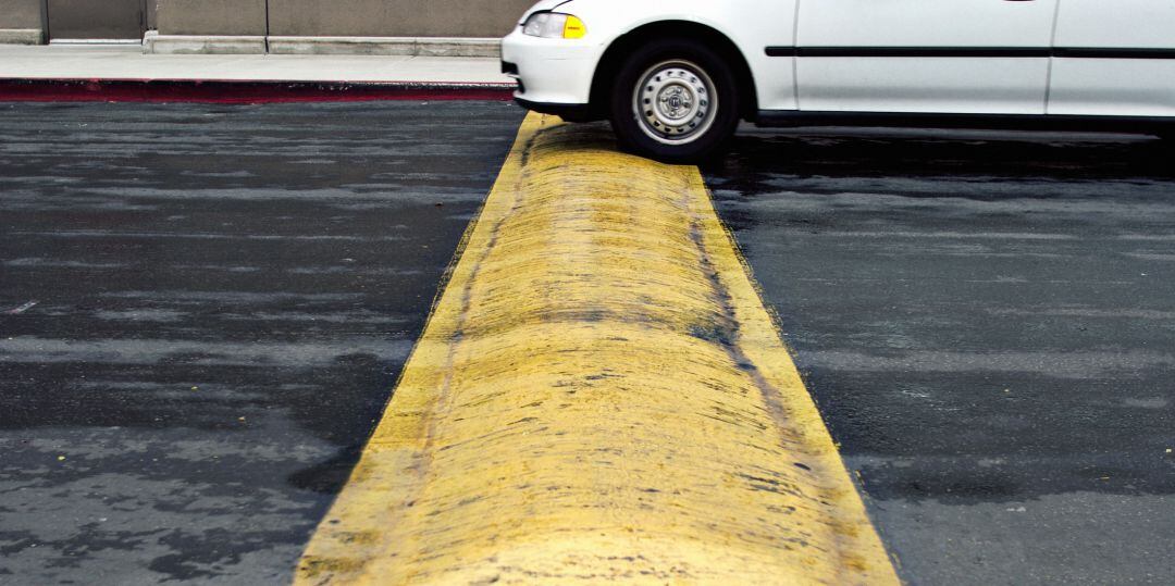 Un vehículo pasa por un resalte en una calle