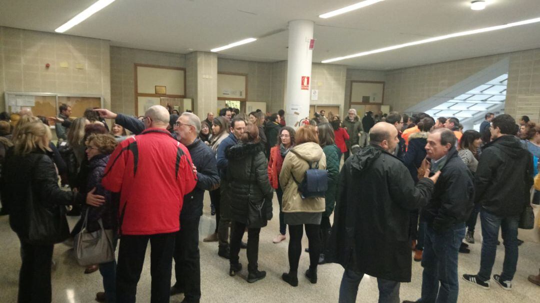 Un grupo de aspirantes esta mañana en la facultad de derecho