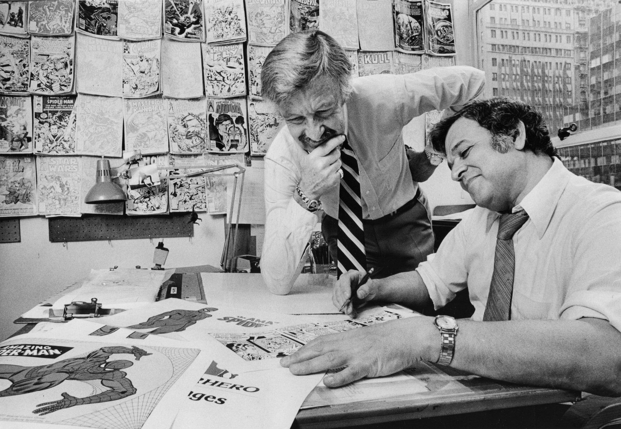 El creador de cómics Stan Lee y el artista John Romita trabajando juntos en Nueva York en 1978