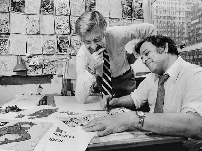 El creador de cómics Stan Lee y el artista John Romita trabajando juntos en Nueva York en 1978